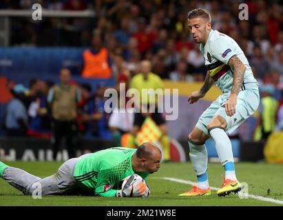 Gabor Kiraly, gardien de but hongrois, et Toby Alderweireld en Belgique, en action lors d'un match de football entre l'équipe nationale belge Red Devils et la Hongrie, lors de la ronde 16 des Championnats d'Europe Euro 2016 de l'UEFA, le dimanche 26 juin 2016, à Toulouse, en France. Le tournoi Euro2016 aura lieu du 10 juin au 10 juillet. BELGA PHOTO VIRGINIE LEFOUR Banque D'Images