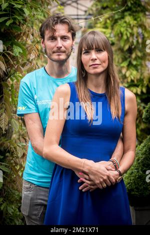 Le Belge Johan Vansummeren de AG2R la Mondiale et Jasmine Vangrieken, épouse de Johan Vansummeren, photographié après une conférence de presse du cycliste Johan Vansummeren sur sa santé et son avenir, le mercredi 29 juin 2016, à Lommel. BELGA PHOTO LUC CLAESSEN Banque D'Images