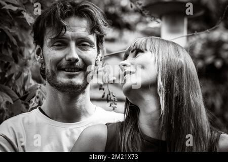 Le Belge Johan Vansummeren de AG2R la Mondiale et Jasmine Vangrieken, épouse de Johan Vansummeren, photographié après une conférence de presse du cycliste Johan Vansummeren sur sa santé et son avenir, le mercredi 29 juin 2016, à Lommel. BELGA PHOTO LUC CLAESSEN Banque D'Images