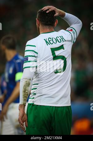 Richard Keogh, de l'Irlande, semble abattu lors d'un match de football entre l'Irlande et l'Italie, dans le groupe E de l'étape de groupe des Championnats d'Europe de l'UEFA Euro 2016, le mercredi 22 juin 2016 à Villeneuve-d'Ascq, en France. Banque D'Images