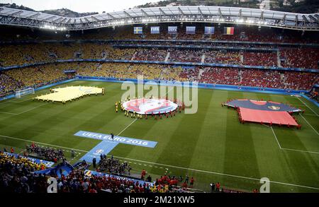 Le début d'un match de football entre l'équipe nationale belge de football Red Devils et la Suède, dans le groupe E de l'étape de groupe des Championnats d'Europe de l'UEFA Euro 2016, le mercredi 22 juin 2016, à Nice, en France. Banque D'Images