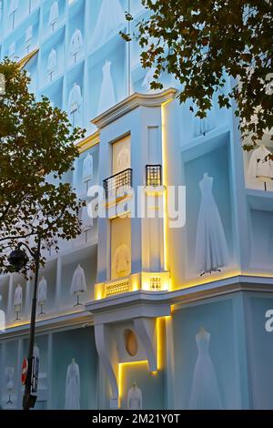 Paris, France - 29 novembre.2022: Vue de nuit sur la façade de l'édifice de la Dior chrétienne des champs-Élysées Banque D'Images