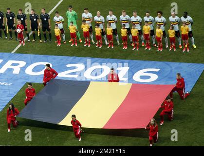 Les joueurs de Belgique photographiés au début d'un match de football entre l'équipe nationale belge Red Devils et la Suède, dans le groupe E de l'étape de groupe des Championnats d'Europe de l'UEFA Euro 2016, le mercredi 22 juin 2016, à Nice, en France. Banque D'Images