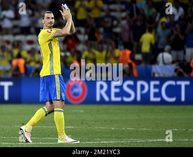 Zlatan Ibrahimovic, de Suède, semble abattu après avoir perdu son dernier match international suédois après un match de football entre l'équipe nationale belge Red Devils et la Suède, dans le groupe E de l'étape de groupe des Championnats d'Europe de l'UEFA Euro 2016, le mercredi 22 juin 2016, à Nice, en France. Banque D'Images