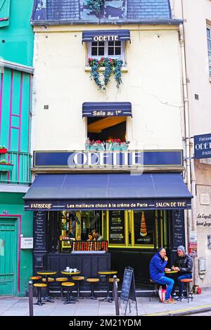 Paris (quartier Latin), France - 9 novembre. 2022: Gros plan de l'ancien bâtiment avant de célèbre pâtisserie traditionnelle ancienne café Odette Banque D'Images