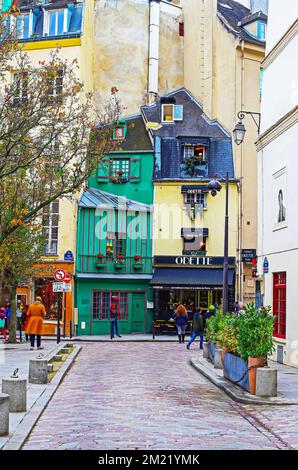 Paris (quartier Latin), France - 9 novembre. 2022: Vue sur la rue sur les anciens bâtiments historiques verts, bleus avec la célèbre ancienne pâtisserie Odette ancienne Banque D'Images