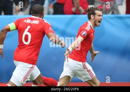 Gareth Bale (R) du pays de Galles célèbre après avoir marqué un match de football entre le pays de Galles et la Slovaquie, dans le groupe B de l'étape de groupe des Championnats d'Europe de l'UEFA Euro 2016, le samedi 11 juin 2016 à Bordeaux, en France. Banque D'Images