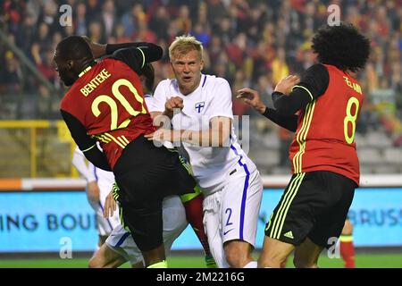 Christian Benteke de Belgique, Paulus Arajuuri de Finlande et Marouane Fellaini de Belgique ont photographié en action lors d'un match de football amical entre l'équipe nationale belge Red Devils et l'équipe nationale finlandaise de football, le mercredi 01 juin 2016, à Bruxelles. Banque D'Images