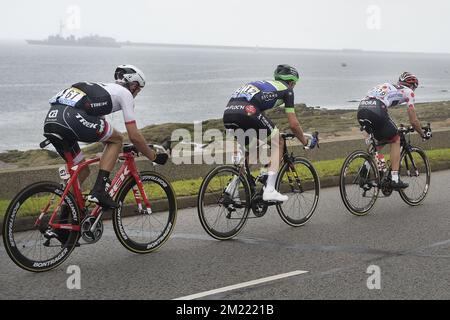 Belge Jasper Stuyven de Trek-Segafredo, norvegian Vegard Breen de Fortuneo-Vital concept et allemand Paul Voss de Bora-Argon 18 photographié en action pendant la deuxième étape de l'édition 103rd de la course cycliste Tour de France, à 183 km de Saint-Lo à Cherbourg-en-Cotentin, dimanche 03 juillet 2016, France. Banque D'Images