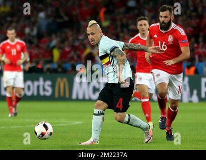 Radja Nainggolan en Belgique et Joe Ledley au pays de Galles se battent pour le ballon lors d'un match de football entre l'équipe nationale belge Red Devils et le pays de Galles, dans les quarts de finale des Championnats d'Europe Euro 2016 de l'UEFA, le vendredi 01 juillet 2016, à Lille, en France. Banque D'Images