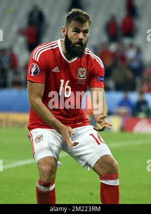 Joe Ledley, pays de Galles, célèbre après avoir marqué son score lors d'un match de football entre l'équipe nationale belge Red Devils et le pays de Galles, dans les quarts de finale des Championnats d'Europe de l'UEFA Euro 2016, le vendredi 01 juillet 2016, à Lille, en France. Banque D'Images