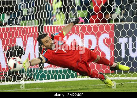 Gianluigi Buffon, gardien de but italien, photographié lors d'un match de football entre l'équipe allemande et l'équipe italienne, en quart de finale des Championnats d'Europe de l'UEFA Euro 2016, le vendredi 01 juillet 2016, à Bordeaux, en France. Banque D'Images