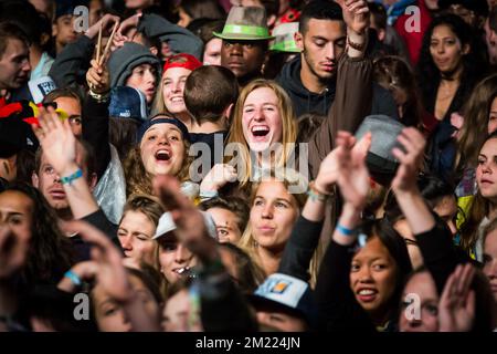 Personnes photographiées lors du concert de KWABS le premier jour du festival de musique du café Couleur au site Tour & taxis à Bruxelles, vendredi 01 juillet 2016. L'édition 27th du festival a lieu du 1 au 3 Jult. BELGA PHOTO AURORE BELOT Banque D'Images