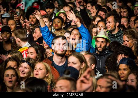 Personnes photographiées lors du concert de KWABS le premier jour du festival de musique du café Couleur au site Tour & taxis à Bruxelles, vendredi 01 juillet 2016. L'édition 27th du festival a lieu du 1 au 3 Jult. BELGA PHOTO AURORE BELOT Banque D'Images