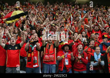 Fans, supporters, stand, belgique, fêtent lors du match de l'UEFA EURO 2016 quart de finale entre le pays de Galles et la Belgique sur 2 juillet 2016 au Stade Pierre Mauroy à Lille, France. Banque D'Images