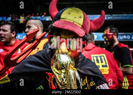 fans, belgique, lunettes, sminck, coupe du monde, Red Devil, supporter lors du match de l'UEFA EURO 2016 quart de finale entre le pays de Galles et la Belgique sur 2 juillet 2016 au Stade Pierre Mauroy à Lille, France. Banque D'Images