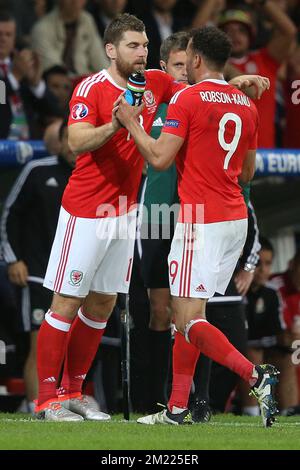 Sam Vokes du pays de Galles, Hal Robson Kanu du pays de Galles lors du match de l'UEFA EURO 2016 quart de finale entre le pays de Galles et la Belgique sur 2 juillet 2016 au Stade Pierre Mauroy à Lille, France. Banque D'Images