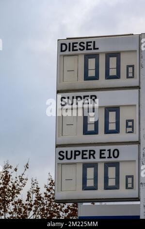 Koblenz, Allemagne - novembre 2022 : l'affichage du prix de l'essence indique zéro pour Diesel, Super et Super E10 dans une station-service hors affaires Banque D'Images