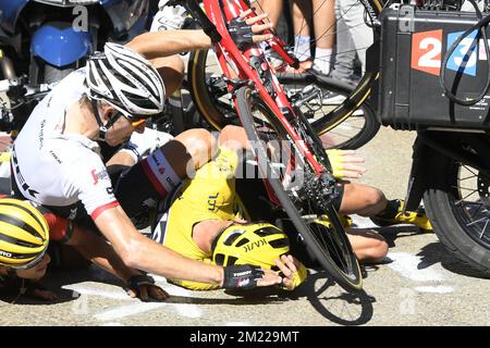 Australian Richie porte of BMC Racing Team, Dutch Bauke Mollema of Trek-Segafredo et British Chris Froome of Team Sky photographiés lors d'un accident à la douzième étape de l'édition 103rd de la course cycliste Tour de France, à 162,5 km de Montpellier au Mont Ventoux, en France, Jeudi 14 juillet 2016. Banque D'Images