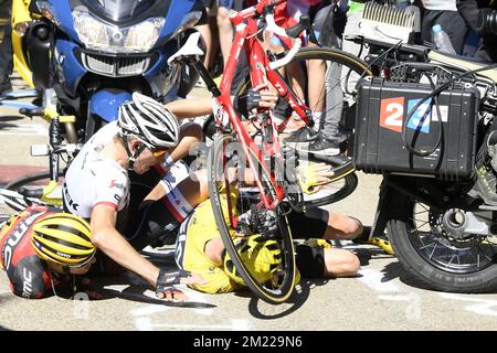 Australian Richie porte of BMC Racing Team, Dutch Bauke Mollema of Trek-Segafredo et British Chris Froome of Team Sky photographiés lors d'un accident à la douzième étape de l'édition 103rd de la course cycliste Tour de France, à 162,5 km de Montpellier au Mont Ventoux, en France, Jeudi 14 juillet 2016. Banque D'Images