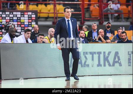 Athènes, Lombardie, Grèce. 13th décembre 2022. L'entraîneur en chef DIMITRIS ITOUDIS de Fenerbahce réagit lors du match Euroligue des compagnies aériennes turques entre Olympiacos Pirée et Fenerbahce Beko Istanbul au stade de la paix et de l'amitié sur 13 décembre 2022 à Pirée, Grèce (Credit image: © Stefanos Kyriazis/ZUMA Press Wire) Banque D'Images