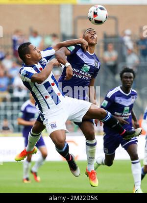 Kenny Otigba de Heerenveen et Youri Tielemans d'Anderlecht se battent pour le ballon lors d'un match de football amical entre RSC Anderlecht et le SC Heerenveen néerlandais, le mercredi 20 juillet 2016 à Bruxelles. Banque D'Images