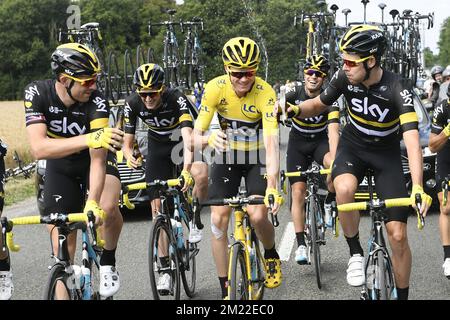 Le Britannique Chris Froome de Team Sky fête avec de la bière lors de la 21st et dernière étape de l'édition 103rd de la course cycliste Tour de France, à 113 km de Chantilly aux champs-Elysées à Paris, le dimanche 24 juillet 2016. Banque D'Images