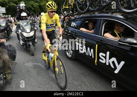 Le Britannique Chris Froome de Team Sky fête avec de la bière lors de la 21st et dernière étape de l'édition 103rd de la course cycliste Tour de France, à 113 km de Chantilly aux champs-Elysées à Paris, le dimanche 24 juillet 2016. Banque D'Images