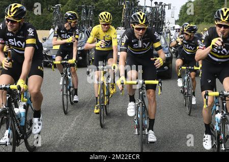 Le Britannique Chris Froome de Team Sky fête avec de la bière lors de la 21st et dernière étape de l'édition 103rd de la course cycliste Tour de France, à 113 km de Chantilly aux champs-Elysées à Paris, le dimanche 24 juillet 2016. Banque D'Images