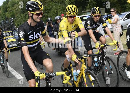 Le Britannique Chris Froome de Team Sky fête avec de la bière lors de la 21st et dernière étape de l'édition 103rd de la course cycliste Tour de France, à 113 km de Chantilly aux champs-Elysées à Paris, le dimanche 24 juillet 2016. Banque D'Images