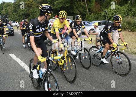 Le Britannique Chris Froome de Team Sky fête avec de la bière lors de la 21st et dernière étape de l'édition 103rd de la course cycliste Tour de France, à 113 km de Chantilly aux champs-Elysées à Paris, le dimanche 24 juillet 2016. Banque D'Images