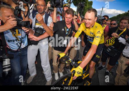 Britannique Chris Froome de Team Sky photographié après avoir remporté la 21st et dernière étape de l'édition 103rd de la course cycliste Tour de France, à 113 km de Chantilly aux champs-Elysées à Paris, le dimanche 24 juillet 2016. Banque D'Images