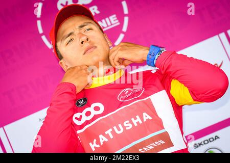 Le russe Viacheslav Kuznetsov de Team Katusha fête sur le podium avec le maillot fuchsia sprints après la première étape de la course cycliste Tour de Wallonie, à 178,3 km de Charleroi à Mettet, le samedi 23 juillet 2016. Banque D'Images