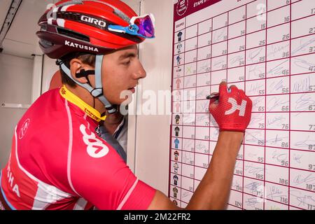 Russe Viacheslav Kuznetsov de l'équipe Katusha en photo alors qu'il signe la liste de départ avant la troisième étape de la course cycliste Tour de Wallonie, à 200,6 km de Braine-l'Alleud à Vielsalm, le lundi 25 juillet 2016. Banque D'Images