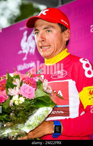 Russe Viacheslav Kuznetsov de Team Katusha fête sur le podium avec le maillot fuchsia après la troisième étape de la course cycliste Tour de Wallonie, à 200,6 km de Braine-l'Alleud à Vielsalm, le lundi 25 juillet 2016. Banque D'Images