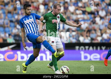 Sandy Walsh de Genk et Stephen Dooley de Cork photographiés lors du premier match de la troisième manche de qualification entre l'équipe belge de football de première ligue KRC Genk et le Cork City F.C. d'Irlande lors du concours Europa League, le jeudi 28 juillet 2016, à Genk. Banque D'Images