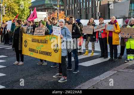 Luontokatokapina. Des manifestants à la rébellion d'Elokapina ou de l'extinction de la Finlande bloquent la manifestation à Helsinki, en Finlande. Banque D'Images