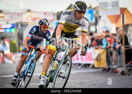 Kenny Dehaes belge de Wanty-Groupe Gobert et Sep Vanmarcke belge de Team LottoNL-Jumbo photographié en action lors de l'édition 8th de la course cycliste 'Natourcritérium' à Sint-Niklaas, vendredi 29 juillet 2016. Le concours fait partie des 'critérios' traditionnels, courses locales dans lesquelles se disputent principalement les cyclistes qui ont roulé sur le Tour de France. Banque D'Images