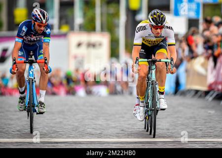 Kenny Dehaes belge de Wanty-Groupe Gobert et Sep Vanmarcke belge de Team LottoNL-Jumbo photographié en action lors de l'édition 8th de la course cycliste 'Natourcritérium' à Sint-Niklaas, vendredi 29 juillet 2016. Le concours fait partie des 'critérios' traditionnels, courses locales dans lesquelles se disputent principalement les cyclistes qui ont roulé sur le Tour de France. Banque D'Images
