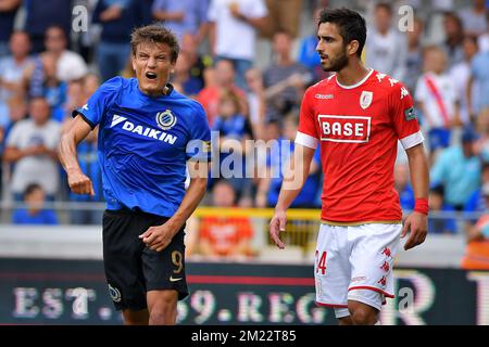 Jelle Vossen du Club et Konstantinos Laifis de Standard photographiés lors du match Jupiler Pro League entre le Club Brugge et Standard de Liège à Bruges, dimanche 28 août 2016, le cinquième jour du championnat belge de football. Banque D'Images