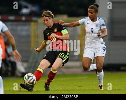 Aline Zeler en Belgique et Nikita Parris en Angleterre photographiés en action lors d'un match de qualification Euro2017 entre l'équipe nationale belge de football Red Flames et l'Angleterre, le mardi 20 septembre 2016 à Louvain. Les flammes rouges sont déjà qualifiées pour l'Euro 2017 des femmes de l'UEFA qui aura lieu de 16 juillet à 6 août aux pays-Bas. BELGA PHOTO DAVID CATRY Banque D'Images