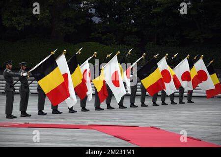 L'illustration montre des drapeaux belges et japonais lors d'une réunion au Palais impérial le deuxième jour d'une visite d'État au Japon des Royals belges, mardi 11 octobre 2016, à Tokyo, Japon. BELGA PHOTO ERIC LALMAND Banque D'Images