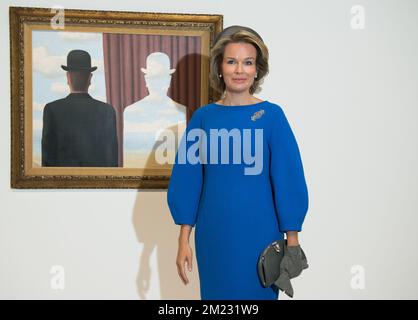 La reine Mathilde de Belgique pose pour le photographe un tableau Magritte lors d'une visite royale à l'exposition "la trahison des images - la treacherie des Images" sur le peintre surréaliste belge René Magritte au Centre Pompidou à Paris, France, le mercredi 05 octobre 2016. BELGA PHOTO BENOIT DOPPAGNE Banque D'Images