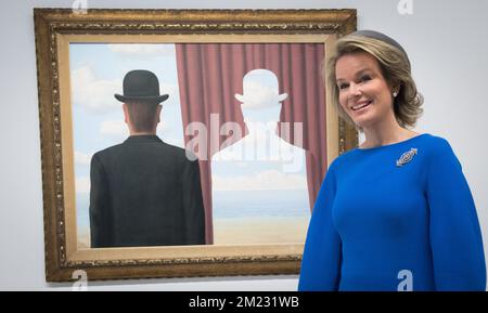 La reine Mathilde de Belgique pose pour le photographe un tableau Magritte lors d'une visite royale à l'exposition "la trahison des images - la treacherie des Images" sur le peintre surréaliste belge René Magritte au Centre Pompidou à Paris, France, le mercredi 05 octobre 2016. BELGA PHOTO BENOIT DOPPAGNE Banque D'Images