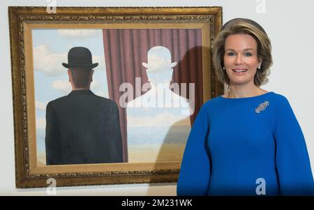 La reine Mathilde de Belgique pose pour le photographe un tableau Magritte lors d'une visite royale à l'exposition "la trahison des images - la treacherie des Images" sur le peintre surréaliste belge René Magritte au Centre Pompidou à Paris, France, le mercredi 05 octobre 2016. BELGA PHOTO BENOIT DOPPAGNE Banque D'Images