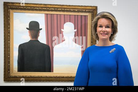 La reine Mathilde de Belgique pose pour le photographe un tableau Magritte lors d'une visite royale à l'exposition "la trahison des images - la treacherie des Images" sur le peintre surréaliste belge René Magritte au Centre Pompidou à Paris, France, le mercredi 05 octobre 2016. BELGA PHOTO BENOIT DOPPAGNE Banque D'Images