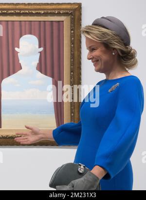 La reine Mathilde de Belgique pose pour le photographe un tableau Magritte lors d'une visite royale à l'exposition "la trahison des images - la treacherie des Images" sur le peintre surréaliste belge René Magritte au Centre Pompidou à Paris, France, le mercredi 05 octobre 2016. BELGA PHOTO BENOIT DOPPAGNE Banque D'Images