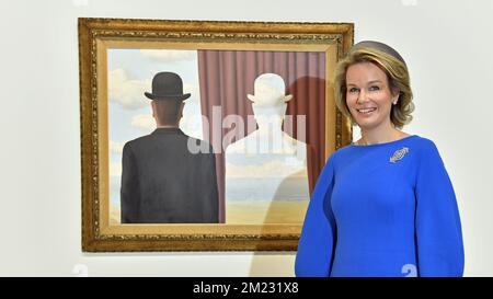 La reine Mathilde de Belgique pose pour le photographe un tableau Magritte lors d'une visite royale à l'exposition "la trahison des images - la treacherie des Images" sur le peintre surréaliste belge René Magritte au Centre Pompidou à Paris, France, le mercredi 05 octobre 2016. BELGA PHOTO BENOIT DOPPAGNE Banque D'Images