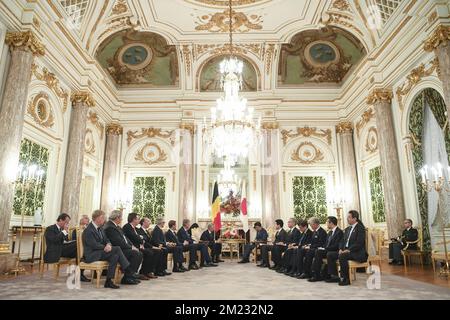 L'illustration montre une réunion avec le Premier ministre japonais à la Maison d'hôtes d'Akasaka, le troisième jour d'une visite d'État au Japon des Royals belges, le mercredi 12 octobre 2016, à Tokyo, au Japon. BELGA PHOTO POOL FRED SIERAKOWSKI Banque D'Images