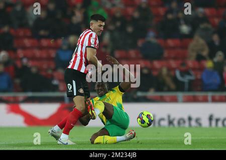 Sunderland, Royaume-Uni, 12th décembre 2022. Danny Batth de Sunderland lutte pour possession avec Thomas-Asante de Brandon Albion de West Bromwich lors du match du championnat Sky Bet entre Sunderland et West Bromwich Albion au stade de Light, Sunderland, le lundi 12th décembre 2022. (Credit: Mark Fletcher | MI News) Credit: MI News & Sport /Alay Live News Banque D'Images